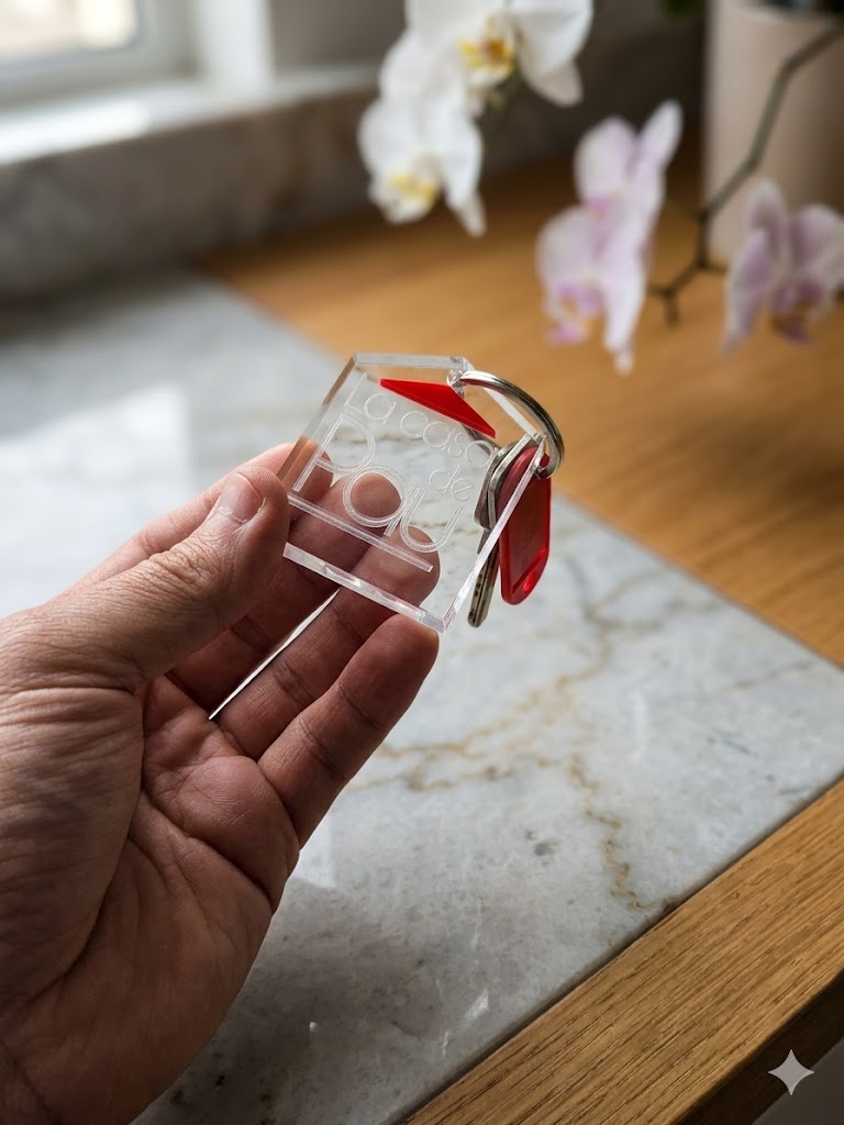 La esencia de La Casa de Pau: Llavero personalizado y orquídea de bienvenida